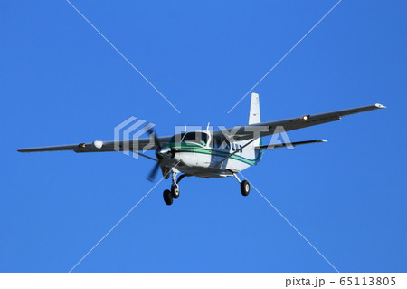 セスナ機 セスナ 飛行機 単発機 プロペラ機 航空機の写真素材