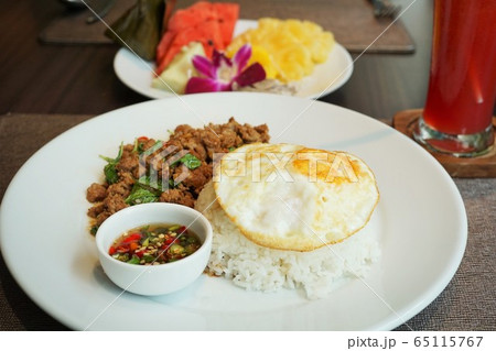 タイ料理のガパオご飯、ガパオライス（Holy Basil Fried Rice, Kaphaw） 65115767