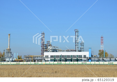 Gas Processing Plant. Power pipes and industrial refinery towers of the natural gas factory 65120319