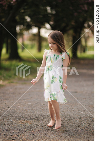 barefoot little girls 