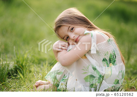 barefoot little girls 