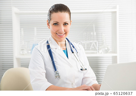 Portrait of woman doctor at hospital 65120637