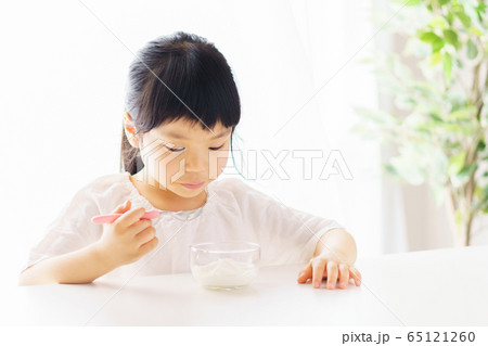 女の子　ヨーグルト 65121260