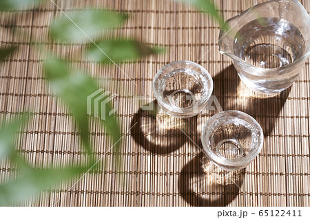 ガラスの酒器セットで楽しむ冷酒 65122411