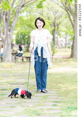 犬 散歩 女性 犬 散歩 女性 65122544
