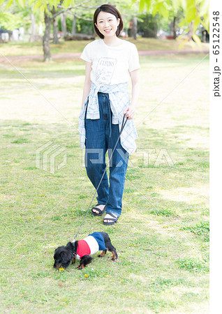 犬　散歩　女性 65122548