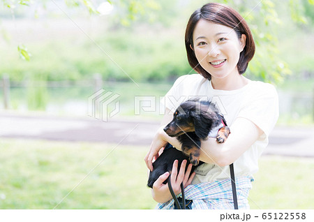 犬　散歩　女性 65122558