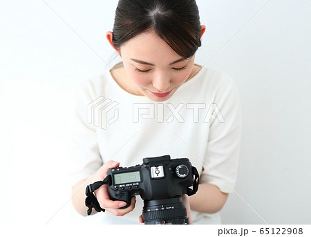 一眼レフカメラと女性イメージ 一眼レフカメラと女性イメージ 65122908