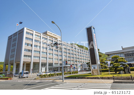 鳥取県鳥取市　快晴の鳥取県庁 65123172