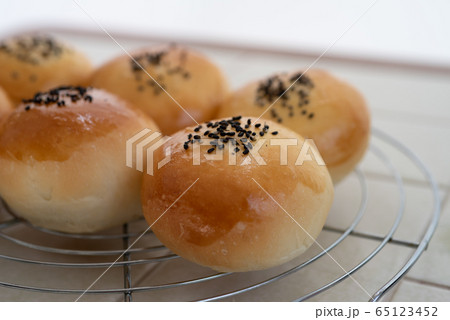 おうちでパン作り あんぱん 焼きたてのあんぱん おうちでパン作り あんぱん 焼きたてのあんぱん 65123452