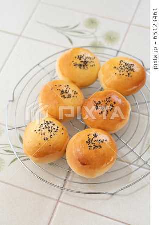 おうちでパン作り あんぱん 焼きたてのあんぱん おうちでパン作り あんぱん 焼きたてのあんぱん 65123461