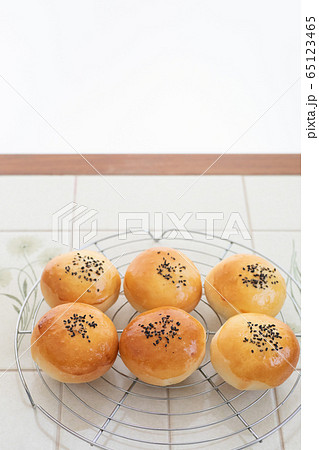 おうちでパン作り あんぱん 焼きたてのあんぱん おうちでパン作り あんぱん 焼きたてのあんぱん 65123465