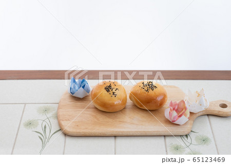 おうちでパン作り あんぱん 焼きたてのあんぱん おうちでパン作り あんぱん 焼きたてのあんぱん 65123469