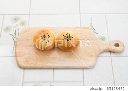おうちでパン作り あんぱん 焼きたてのあんぱん おうちでパン作り あんぱん 焼きたてのあんぱん 65123472