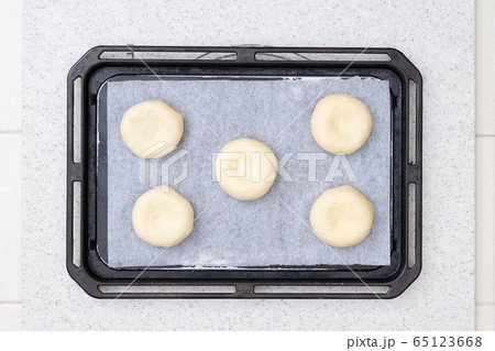 おうちでパン作り　あんぱんを作る工程　3-あんぱんを成型する様子 65123668