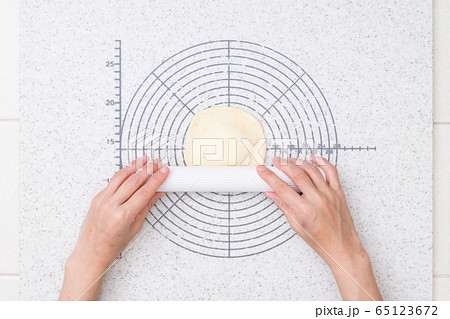 おうちでパン作り あんぱんを作る工程 3-あんぱんを成型する様子 おうちでパン作り あんぱんを作る工程 3-あんぱんを成型する様子 65123672