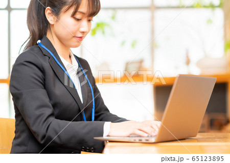 スーツ姿の女性 スーツ姿の女性 65123895