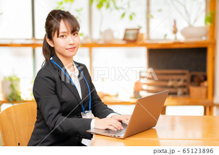 スーツ姿の女性 65123896