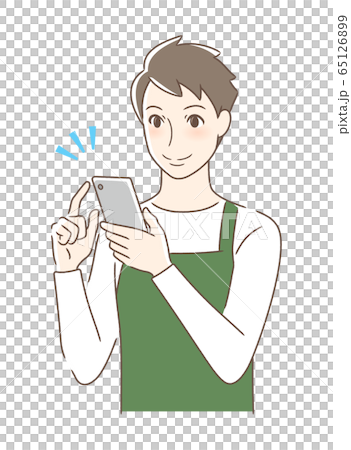 スマホを操作して笑顔の男性 65126899