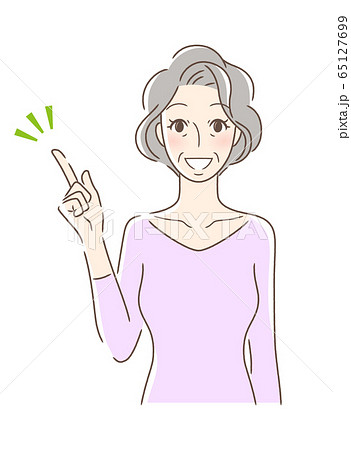 笑顔で指をさす正面向きの女性 65127699
