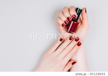 Female hands with nail polish 65129045