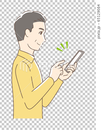 操作智能手機的男人微笑著的側面 65129084