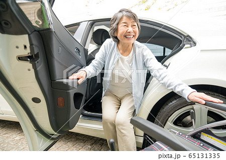 車 乗降 介助 車 乗降 介助 65131335