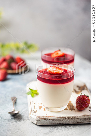 panna cotta dessert 65131807