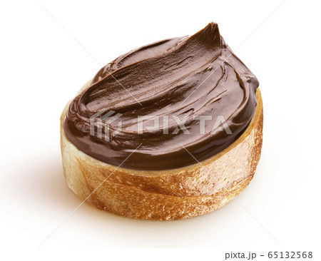 Slice of bread with chocolate cream with hazelnut 65132568
