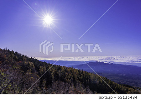 (静岡県)富士山富士宮口五合目から見下ろす、伊豆方面 (静岡県)富士山富士宮口五合目から見下ろす、伊豆方面 65135434