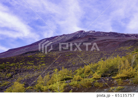 （静岡県）富士山・富士宮口五合目から見上げる山頂 65135757