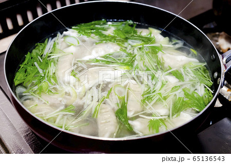 鶏手羽中入りスープ水餃子（調理中） 65136543