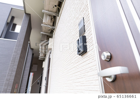 集合住宅の玄関(カメラ付きドアホン付き) 集合住宅の玄関(カメラ付きドアホン付き) 65136661