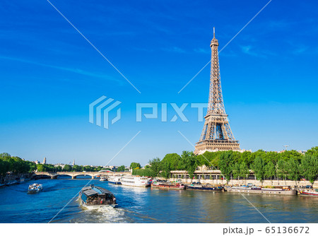 世界遺産　パリのセーヌ河岸　エッフェル塔 65136672
