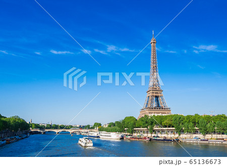 世界遺産　パリのセーヌ河岸　エッフェル塔 65136673