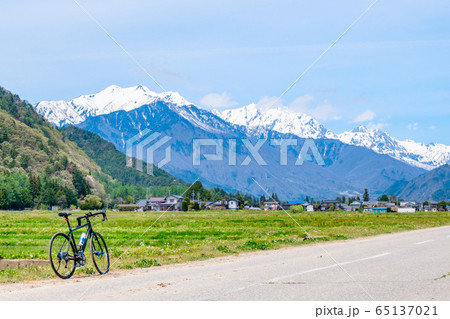 サイクリング：安曇野の風景（春） 65137021