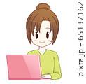 テレワーク（ピンクPC）・女性 65137162