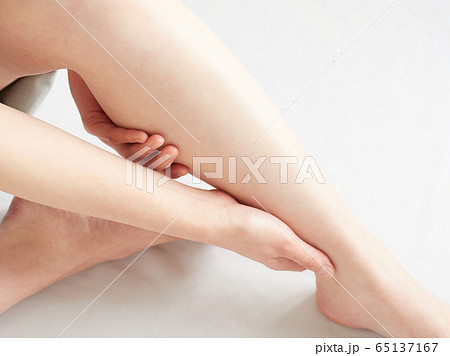 足のむくみイメージ 65137167