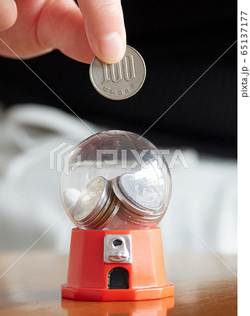 小銭を集める・課金する女性のイメージ 65137177