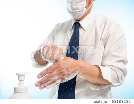マスクをはめたビジネスマン 手洗い ソープ 感染予防 マスクをはめたビジネスマン 手洗い ソープ 感染予防 65138250