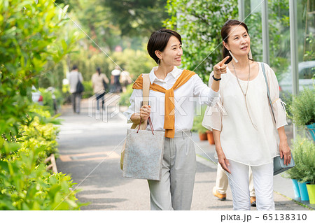 親子 買い物 母娘 ライフスタイルイメージ 親子 買い物 母娘 ライフスタイルイメージ 65138310