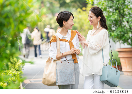 親子 買い物 母娘 ライフスタイルイメージ 親子 買い物 母娘 ライフスタイルイメージ 65138313