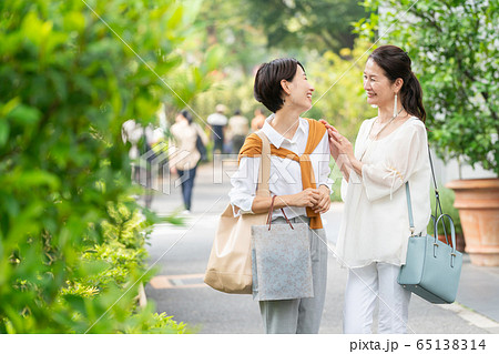 親子 買い物 母娘 ライフスタイルイメージ 親子 買い物 母娘 ライフスタイルイメージ 65138314