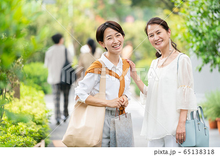 親子 買い物 母娘 ライフスタイルイメージ 親子 買い物 母娘 ライフスタイルイメージ 65138318