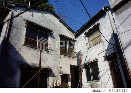 みすぼらしい都会の裏町の荒廃した佇まい 65138436
