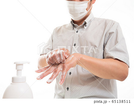 マスクをはめたビジネスマン　クールビズ　手洗い　ソープ　感染予防 65138511