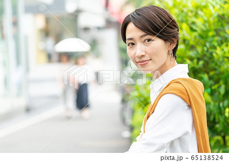 ミドル 女性 ポートレート イメージの写真素材