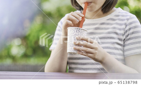 女の子　かき氷　フラッペ　シェイク　夏イメージ 65138798