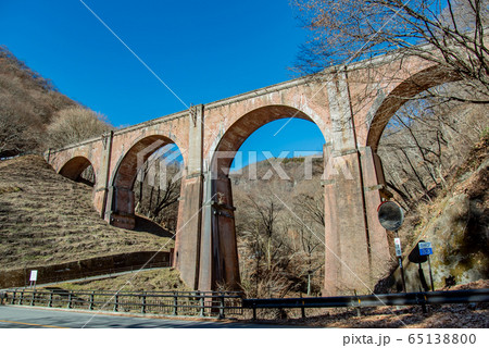 群馬県　冬の碓氷峠　めがね橋 65138800