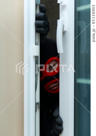 男性1人 (住居侵入 泥棒 犯罪 違法 犯人 悪人 盗難 目出し帽 変装 容疑者 事件 犯罪者) 65138903